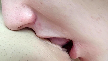 Irmã adora chupar buceta até a namorada gozar forte.