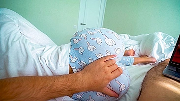 Irmã acorda irmão e ajuda na punheta vendo pornô. #IncestPorn #XXX