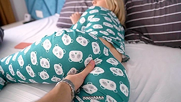 Irmã pega se masturbando com pornô de incesto, goza muito com creampie anal.