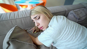 Peguei minha irmã no flagra pornô, fodi até gozar dentro!