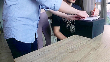 Entregando Prazer - Marido Deixa Esposa Satisfeita com Serviço Especial