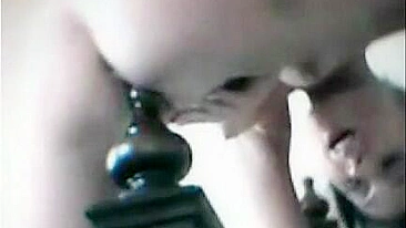 Dona de Casa se Masturba com Pé da Cama em Cam Escondida