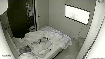 MILF safada tira camisola, vibra a buceta vendo pornô de gangbang no laptop enquanto filho tarado espia escondido