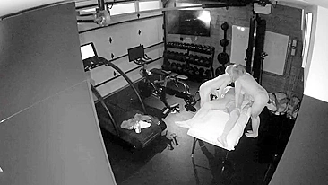 Garanhão Rico do UK Gozando em Filme Grátis de Sedução Familiar com Câmera IP