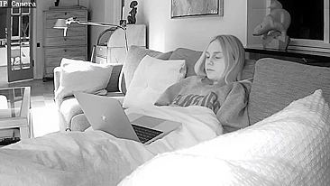 Gostosa dos EUA Mostrando o Corpo Sexy em Vídeo de Câmera Espiã