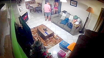 Periguete de pernas longas em cena de sedução por câmera espiã