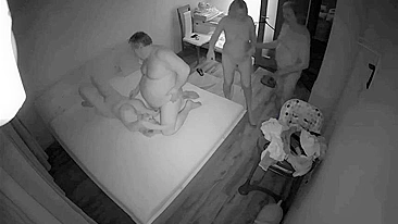 Casal swinger europeu em foda quente de família postiça na câmera IP