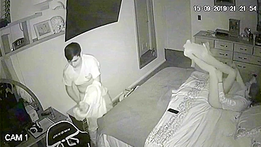 Cena latina de sexo com garota precisando de pau duro em pornô de câmera hackeada