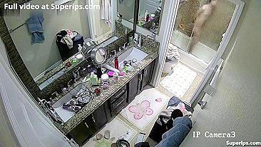 Provocação matinal da meia-irmã que não sabe que o irmão espia ela