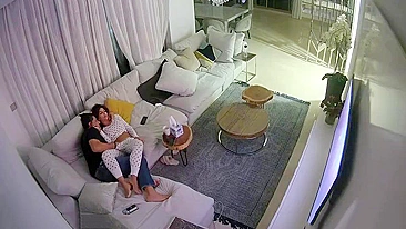 Dedando a meia-irmã madura em vídeo de câmera IP com um toque safado