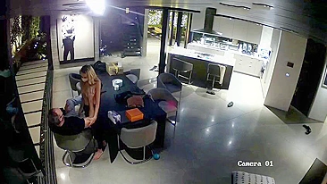 Mãe rica com uma buceta gostosa pronta pra cavalgar e fazer ele gozar de verdade