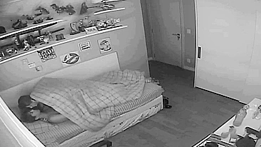 Meia-irmã oferece buceta molhada de universitária pro irmão em cena xxx escondida