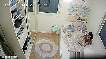 Vídeo espião mostra morena querendo brincar com a buceta sexy