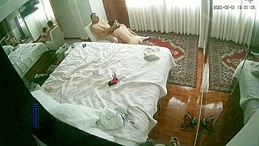 Foda latina em câmera escondida com morena mandando ver na rola do cara