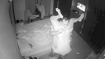 Cara forte surpreende em pornô espião com muito 69 e mais