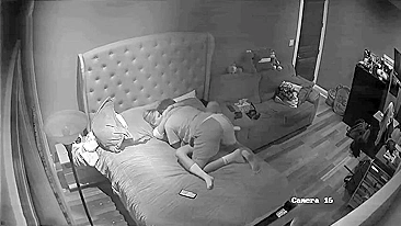 Universitária dos EUA fode o meio-irmão em footage IP cam super quente