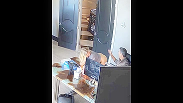 Cara Fode a Enteada com Seu Pau Enquanto Tá no Trabalho e Cheio de Tesão