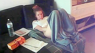 Garota em spy cam vai acariciar a buceta e os dedinhos vão se curvar de prazer