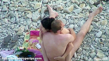 Cena de pornô em câmera escondida com morena querendo cavalgar com fogo