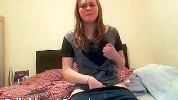 Irmãzinha desajeitada se masturbando em câmera IP com orgasmos reais