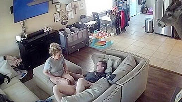 Britânica Fodendo no Sofá em Cena de Câmera Espiã com Muito Amor Quente