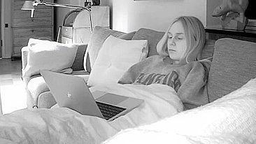 Garota Universitária Fofa dos EUA se Masturba em Cena Solo de Câmera Escondida