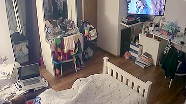 Ruivinha pronta pra gozar vendo pornô hardcore de espiadinha