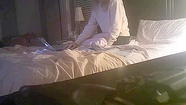 Gostosa em filme espião de masturbação no travesseiro com gemidos altos