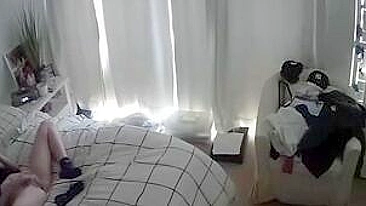 Garota canadense solitária espia pornô enquanto se masturba de pernas abertas