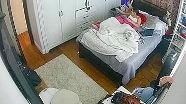 Novinha Fofa Mostra o Corpinho Quente em Cena de Espionagem com Provocação