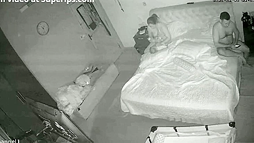 Alguém espia enquanto meia-irmã europeia e irmão fodem forte na cama