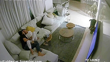 Meia-Irmã Francesa Leva Dedos na Buceta Molhada em Footage de Câmera IP