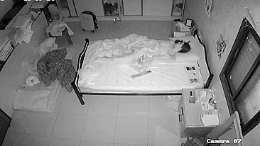 Enteada Pequenina se Masturba Enquanto Vemos Seu Último Vídeo de Câmera Espiã