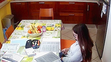 Vídeo de IP cam mostra stepsister magrinha se masturbando na cozinha também