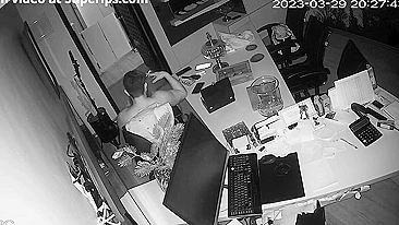 Chefe pauzudo fode secretária no escritório em pornô de spy cam