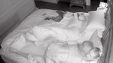 Vadia gostosa pula no colo dele em filme vazado de câmera IP grátis com foda quente