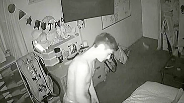 Irmã postiça britânica abre buceta molhada pra invasão real em câmera IP XXX