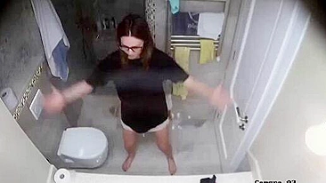 Gostosa de óculos em câmera espiã mostrando buceta e sendo safada