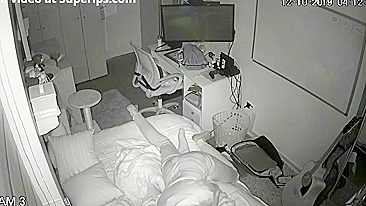 Irmã postiça universitária fode irmão em filme kinky de foda enteados