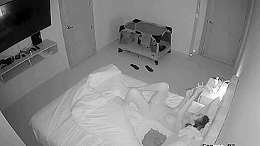 Mãe se Masturbando enquanto Filho Espia pela Câmera e Bate Uma Também