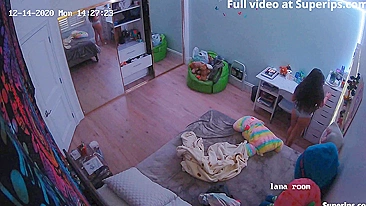 Vídeo Incrível de Masturbação Solo em Câmera Espiã com Irmãzinha que Quer Gozar