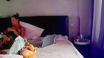 Vídeo pornô de câmera com madrasta madura se masturbando de verdade