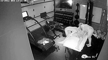 Cara Mais Velho Curtindo Massagem a Quatro Mãos em Vídeo Pornô de Câmera IP Grátis