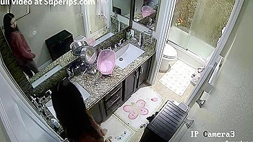 Espiões de Banheiro Vão Adorar Essa Gata Safada no Banheiro Ficando Quente