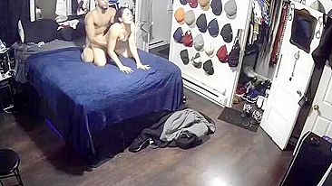 Pau preto escorrega fácil na buceta grande da novinha safada em pornô de câmera espiã