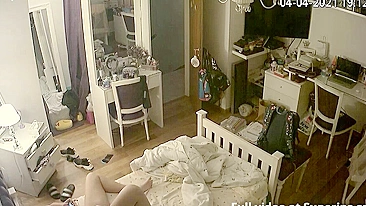 Garota safada falando putaria no sexting e curtindo sexo por telefone enquanto a gente espia o corpão dela