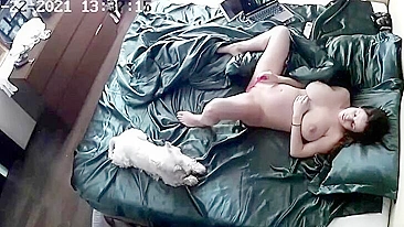 Madrasta grávida não sabe que filho espia ela se masturbando muito