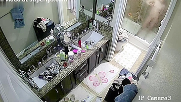 Câmera espiã flagra meia-irmã safada tomando banho de manhã