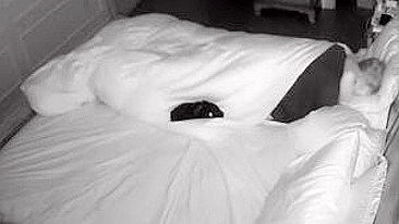 Filho danado espiando os pais e vendo eles foderem debaixo do cobertor