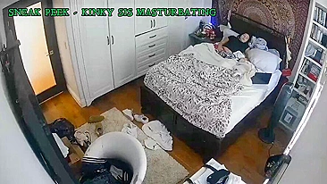 Meia-irmã safada se masturbando no quarto enquanto irmão espia